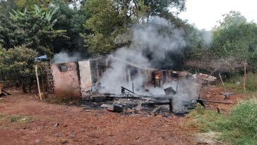 Incêndio destrói residência de madeira no interior de Guatambu