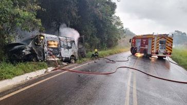 Ambulância pega fogo após colisão lateral na SC-480 em Ipuaçu