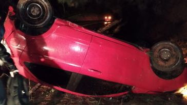 Veículo sai da pista e capota na BR-282 em Ponte Serrada, na sexta-feira (22)