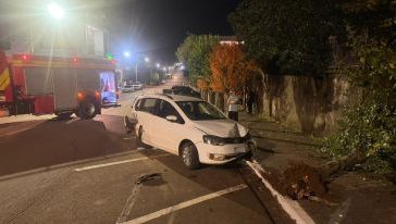 Motorista fica ferido após colisão contra veículo estacionado no Oeste