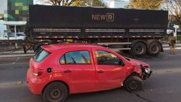 Motorista fica ferido após colisão entre carro e carreta em Maravilha
