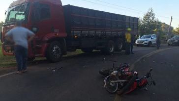 Motociclista fica ferido após colisão com caminhão na SC-163 no Oeste