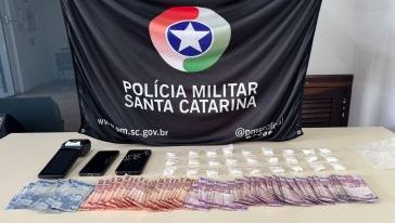 Homem é preso por tráfico de drogas após polícia encontrar cocaína escondida em veículo em Concórdia