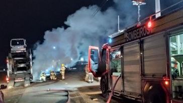 Incêndio atinge carreta cegonha na BR-282 em Xanxerê