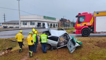 Motorista fica gravemente ferido após sair da pista e colidir contra barranco na BR-282, em Xanxerê