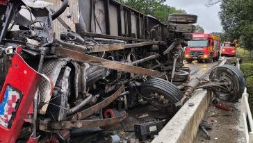 Motorista fica ferido após caminhão capotar na BR-153, em Irani
