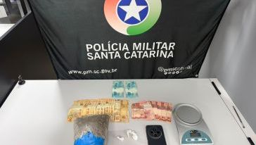 Homem é preso por tráfico de drogas após ser flagrado embalando cocaína em Xaxim