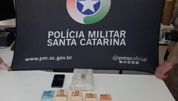 PM apreende cocaína após perseguição e prende homem por tráfico em Chapecó