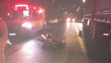 Motociclista fica ferido após bater em carreta estacionada em Xanxerê