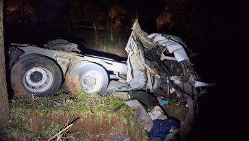 Motorista morre após caminhão sair da pista, tombar e capotar na SC-355 