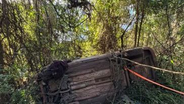 Veículo sai da pista e capota em ribanceira na SC-283, no Oeste