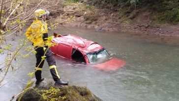 Mulher morre após veículo sair da pista e cair de ponte na SC-283, em São Carlos