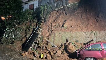 Deslizamento de terra atinge residência e obriga retirada de família em Joaçaba