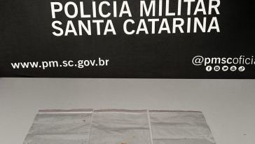 Polícia Militar prende dois suspeitos por tráfico de drogas e apreende crack, maconha e dinheiro em Xanxerê