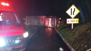 Caminhão carregado com ração tomba e bloqueia parcialmente a BR-282 no Oeste