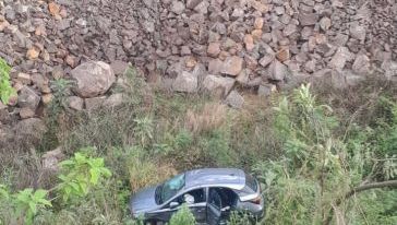 Carro cai em ribanceira após colisão com caminhão na BR-282 em Xaxim