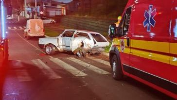 Colisão entre dois carros deixa mulher ferida na Avenida Getúlio Vargas, em Chapecó