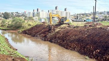 Prefeitura realiza nova limpeza do Rio Xanxerê para ampliar vazão e reduzir risco de alagamentos