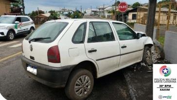 Motorista perde o controle ao evitar colisão com moto e bate contra poste em Xaxim