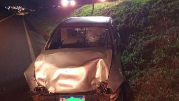 Colisão entre Corsa e van deixa motorista ferido na BR-282, em Xanxerê