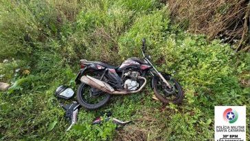 Motocicleta furtada é encontrada em área de mata em São Domingos