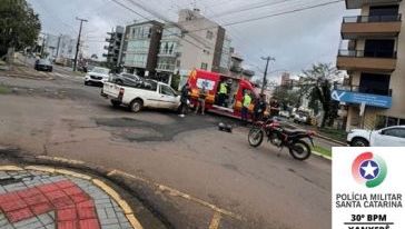 Motocicleta e carro colidem em rotatória e duas pessoas ficam feridas em Xanxerê