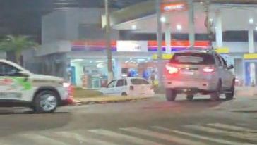 VÍDEO: Homem joga carro contra policiais, foge e tiros encerram perseguição em Chapecó