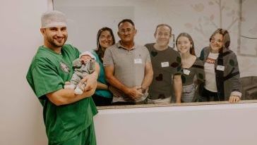 VÍDEO: Um encontro cheio de emoção entre os avós e o mais novo integrante da família