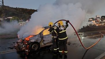 Colisão frontal seguida de incêndio interdita BR-282 em Ponte Serrada