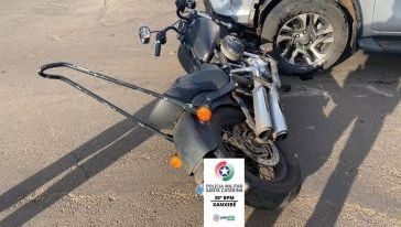 Homem fica ferido após colisão entre caminhonete e motocicleta no Centro de Xanxerê