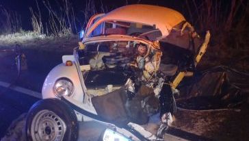 Homem morre após Fusca invadir pista contrária e colidir com carreta