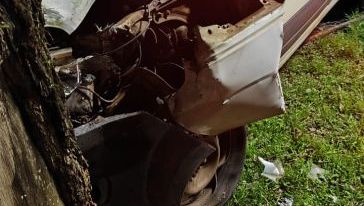 Motorista fica ferido após Fiorino colidir contra árvore em Chapecó