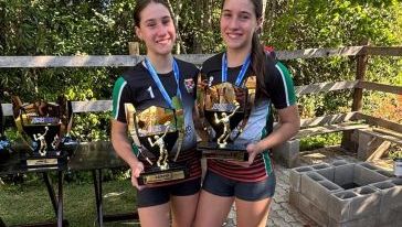 Irmãs de Xanxerê fazem história e conquistam títulos Sub-16 e Adulto no vôlei de areia