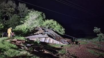 Dois galpões desabam na Linha Invernadinha durante temporal em Xanxerê
