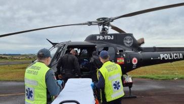 Jovem de 23 anos fica ferido após ser atingido por árvore durante trabalho em Faxinal dos Guedes