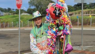 VÍDEO: Com flores, fé e um cajado, morador transforma devoção em amor ao próximo em Xanxerê