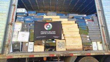 Quase 9 mil garrafas de vinho e azeite são apreendidos em caminhão na BR-153