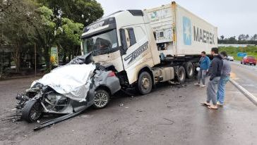 VÍDEO: Colisão frontal entre carro e carreta mata jovem de 24 anos na BR-282, em Xanxerê