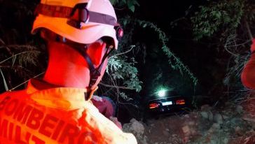 Jovem fica ferido após saída de pista e queda de veículo em Quilombo