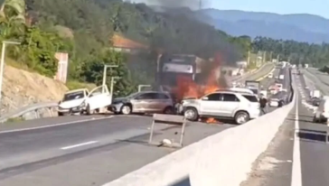 VÍDEO: grave acidente envolvendo diversos veículos provoca o bloqueio da BR-470