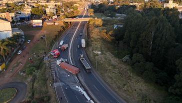 VÍDEO: câmera flagra momento em que carreta tomba na BR-282 em Xanxerê