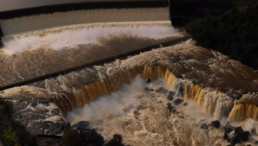 VÍDEO: barragem da Usina Hidrelétrica Ludeza transborda após fortes chuvas no Oeste de SC