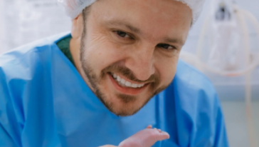 VÍDEO: Pai desmaia durante nascimento da filha em Criciúma e vídeo viraliza