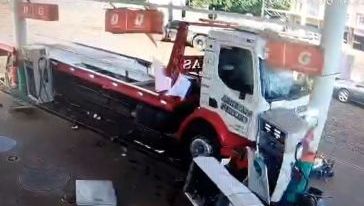 VÍDEO: Caminhão desgovernado atinge bombas de combustível em Formosa do Sul