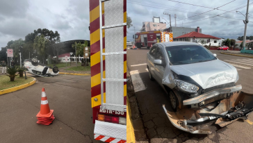 Carro capota após colisão em São Domingos e passageira fica presa