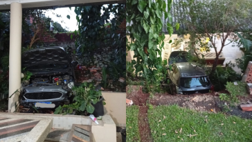 Quatro idosas ficam feridas após carro sair da pista e ficar suspenso sobre varanda de residência 