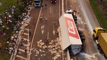 Carga na BR-282: foi saque ou estava liberada após o acidente?