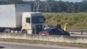 VÍDEO: Carreta arrasta carro por vários metros e motorista foge sem prestar socorro