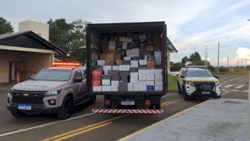Caminhão com mais de 2 mil garrafas de vinho contrabandeado é apreendido em Santa Catarina