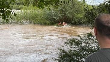 Homem é resgatado de correnteza no Rio Chapecó, em Abelardo Luz